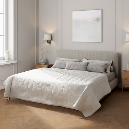 Narzuta pikowana w pasy 130x210 liście akantu na jasno-popielatym tle