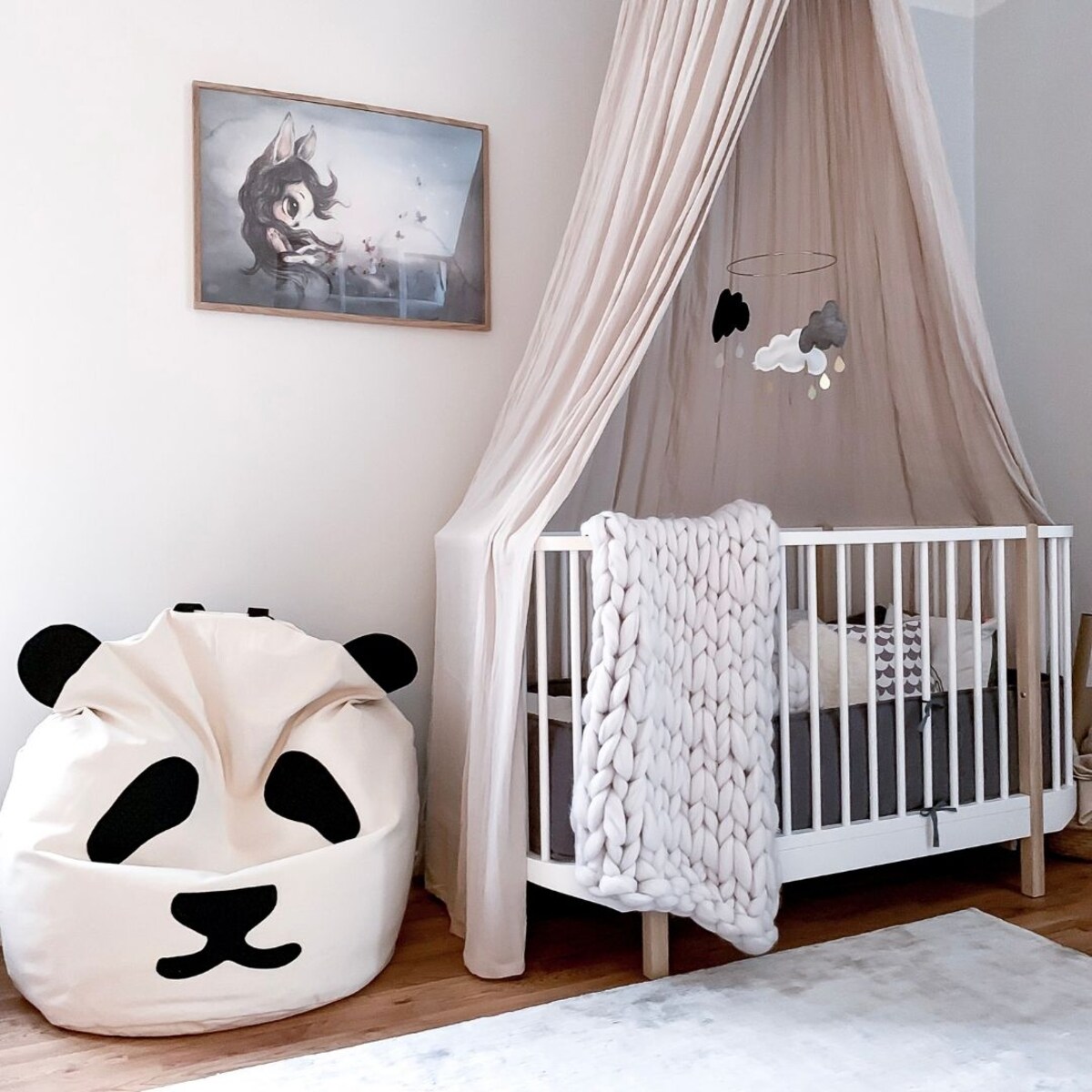 Dziecięca pufa Bini z motywem pandy z czarnym uchwytem