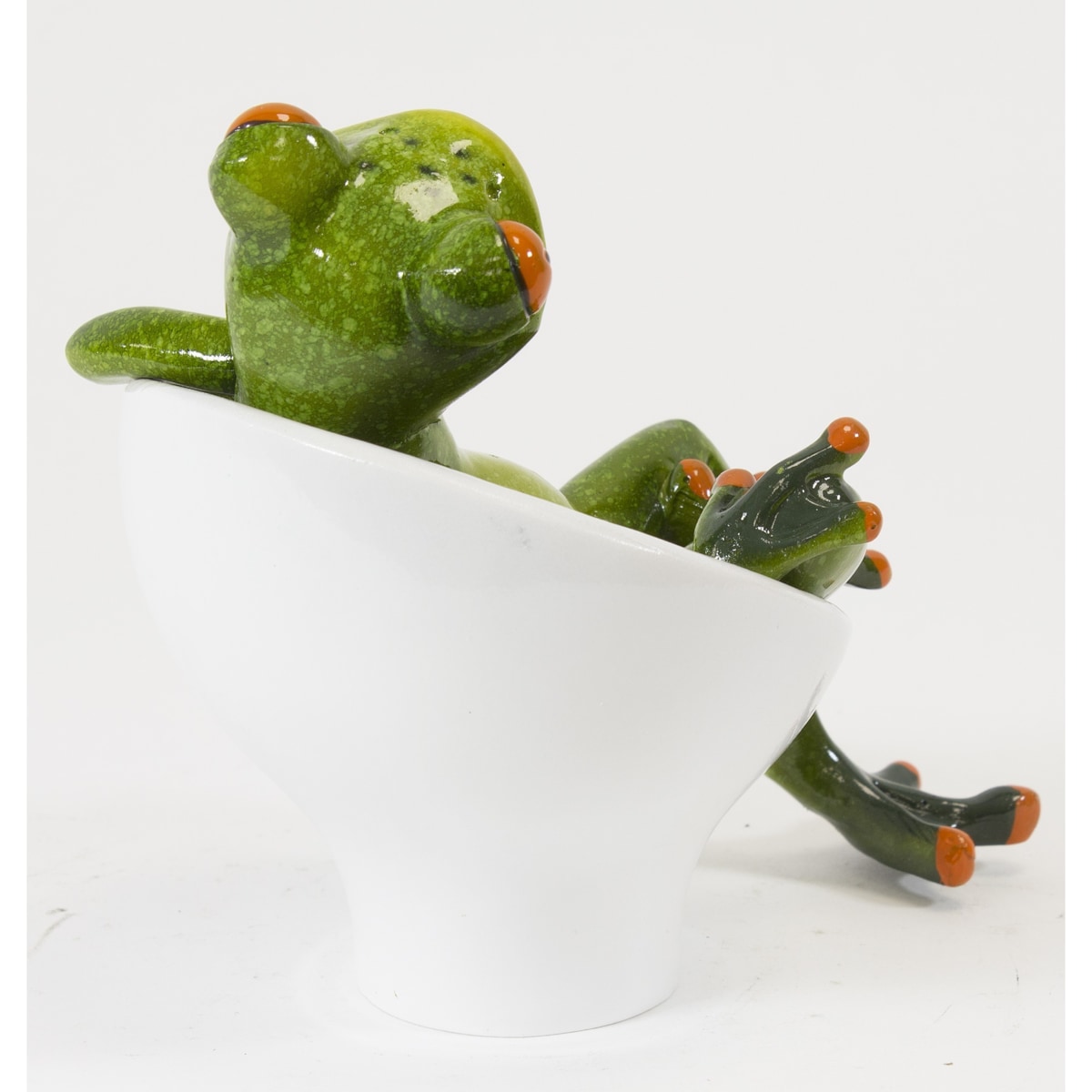 Figurka - żaba  11,5x13x9 cm RANE na białym kubełkowym fotelu