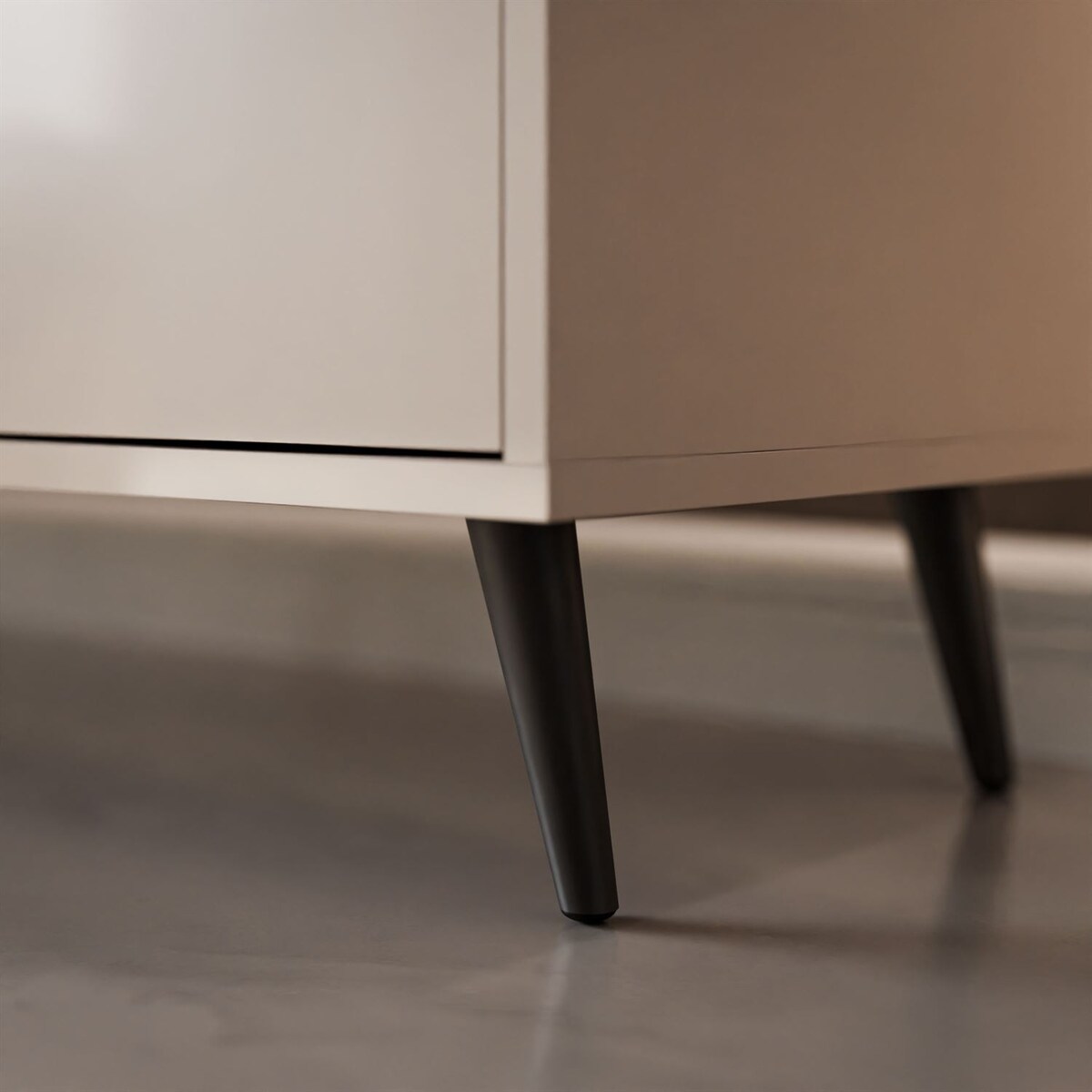 Trzydrzwiowa komoda SANAYI na wysokich, skośnych, czarnych nóżkach, kaszmir połysk