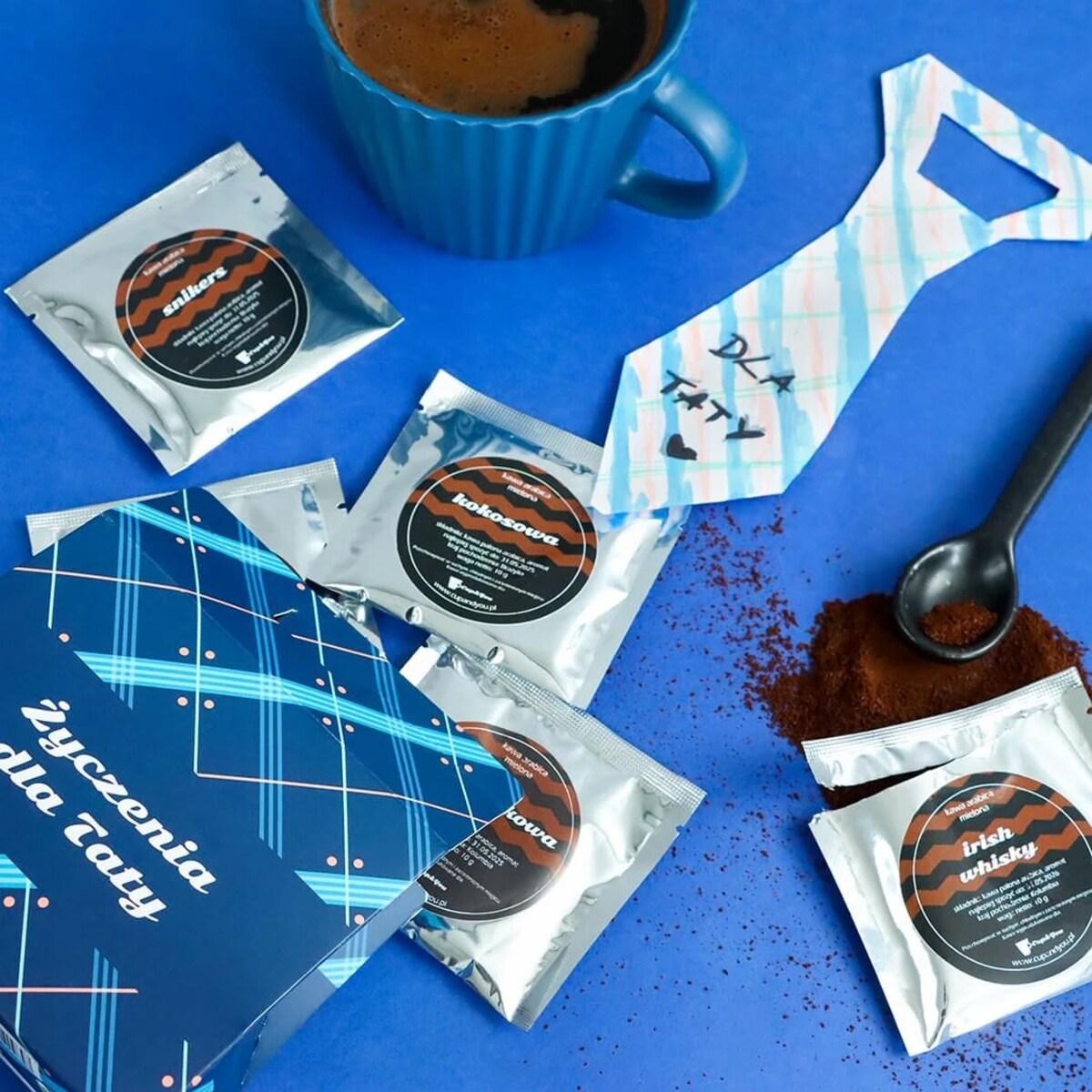 DROBNY ZESTAW PREZENTOWY UPOMINKOWY - 5 RÓŻNYCH KAW SMAKOWYCH W SASZETKACH PO 10G - PREZENT UPOMINEK DLA TATY TEŚCIA NA DZIEŃ OJCA URODZINY