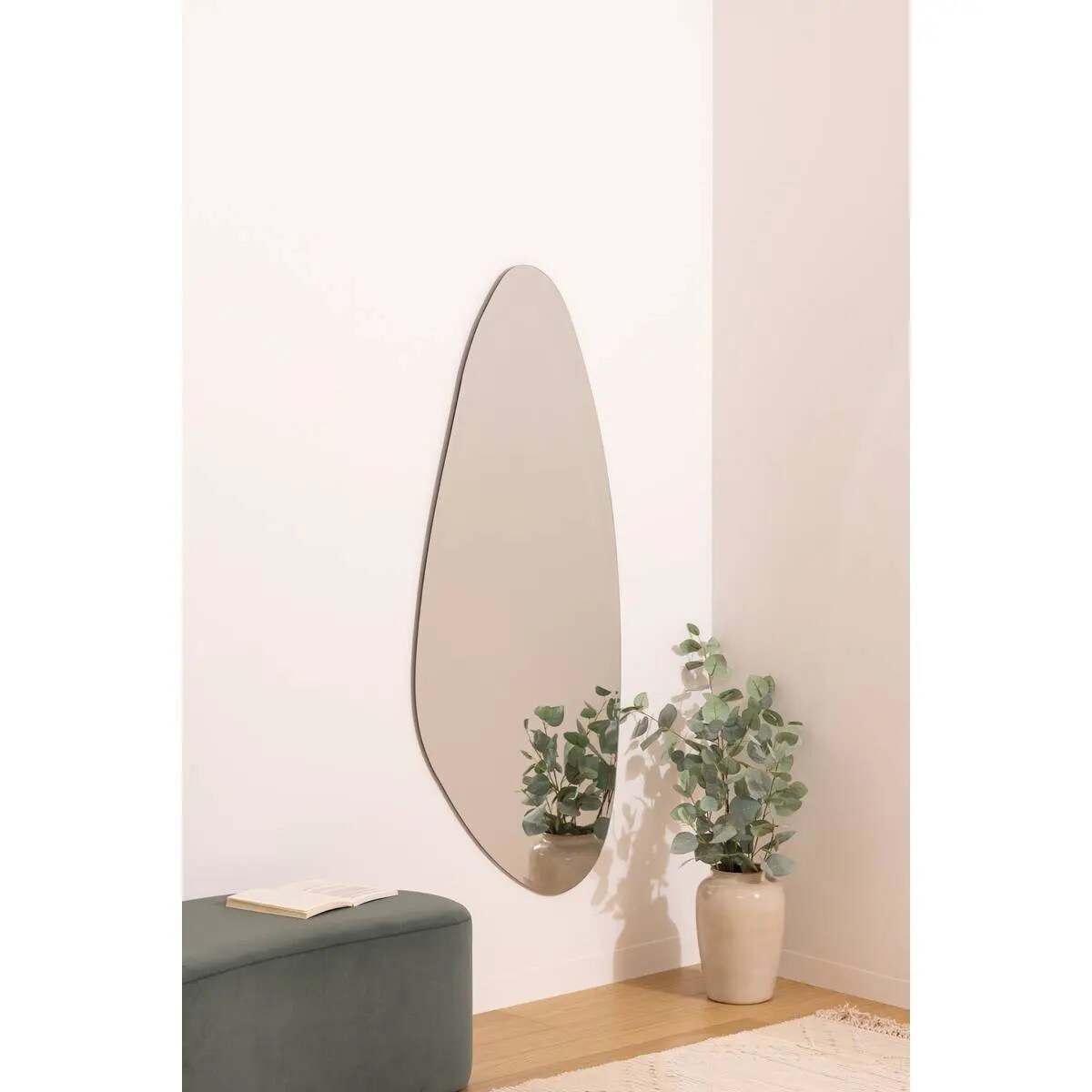 Lustro o nieregularnym kształcie srebrne Aidan 142x60 cm