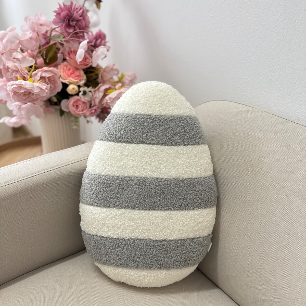 Poduszka jajko pisanka w paski jasny szary ecru