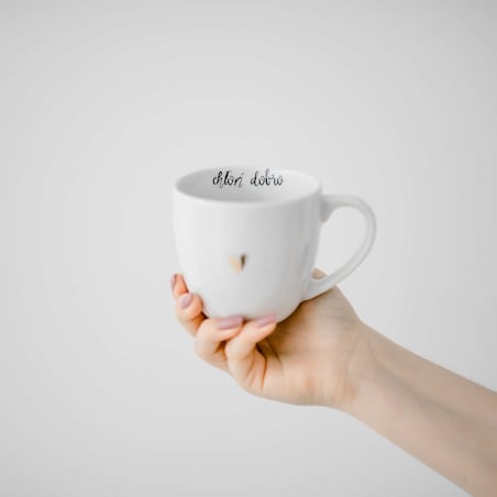 Biały kubek porcelanowy 300 ml „Chłoń dobro" ze złotym sercem - prezent na urodziny dla bliskiej osoby, mamy, przyjaciółki