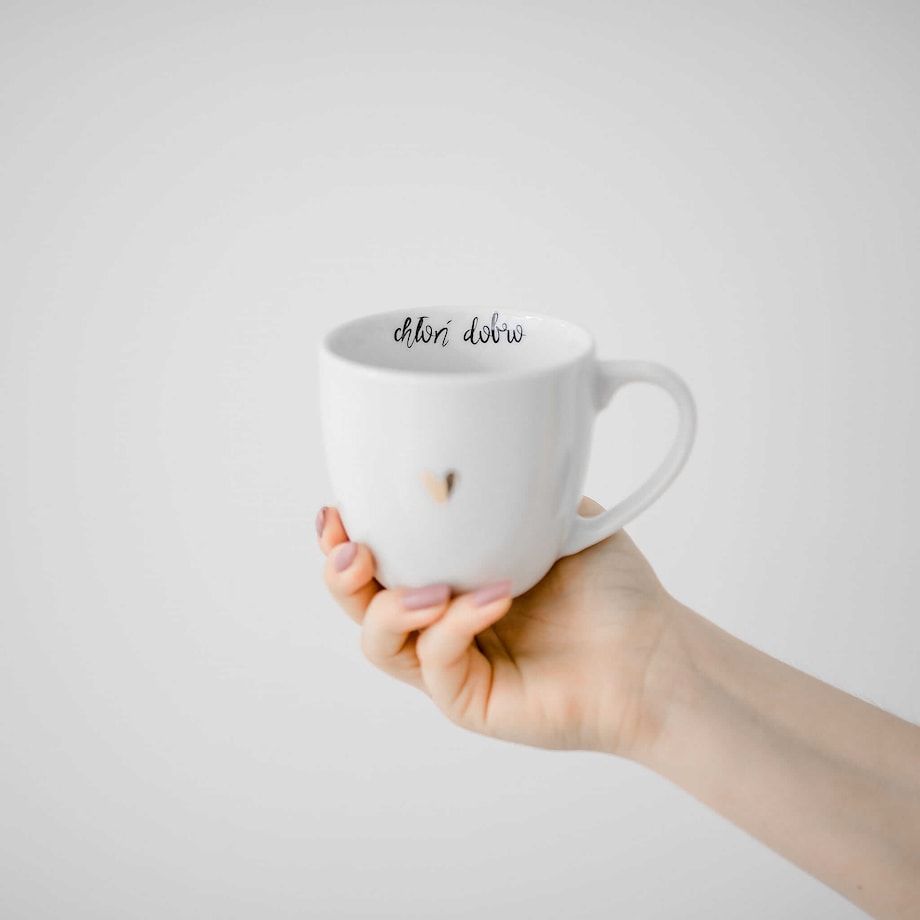 Biały kubek porcelanowy 300 ml „Chłoń dobro" ze złotym sercem - prezent na urodziny dla bliskiej osoby, mamy, przyjaciółki