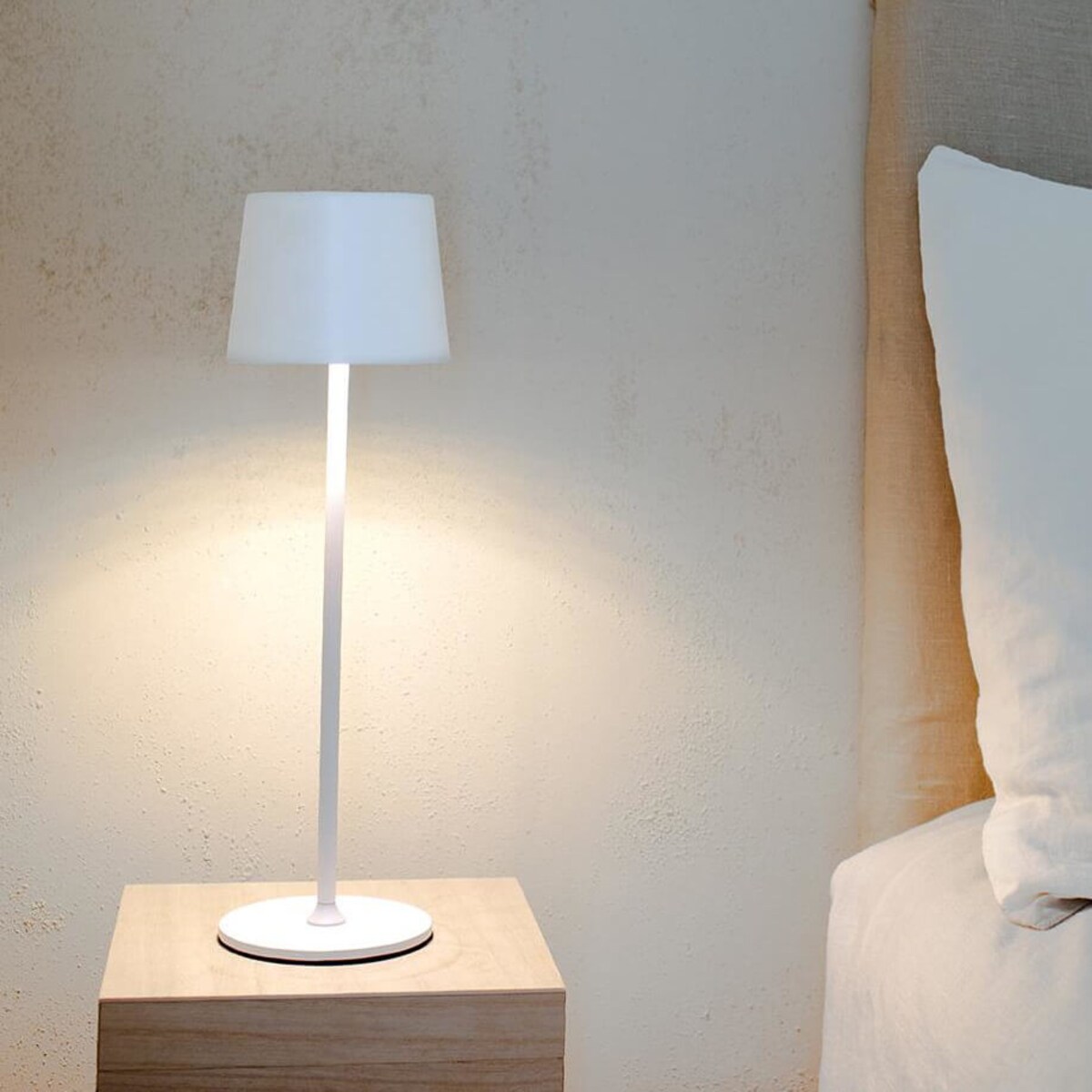 Stalowa lampka nocna Fiore 108654 Markslojd IP44 bezprzewodowa biały