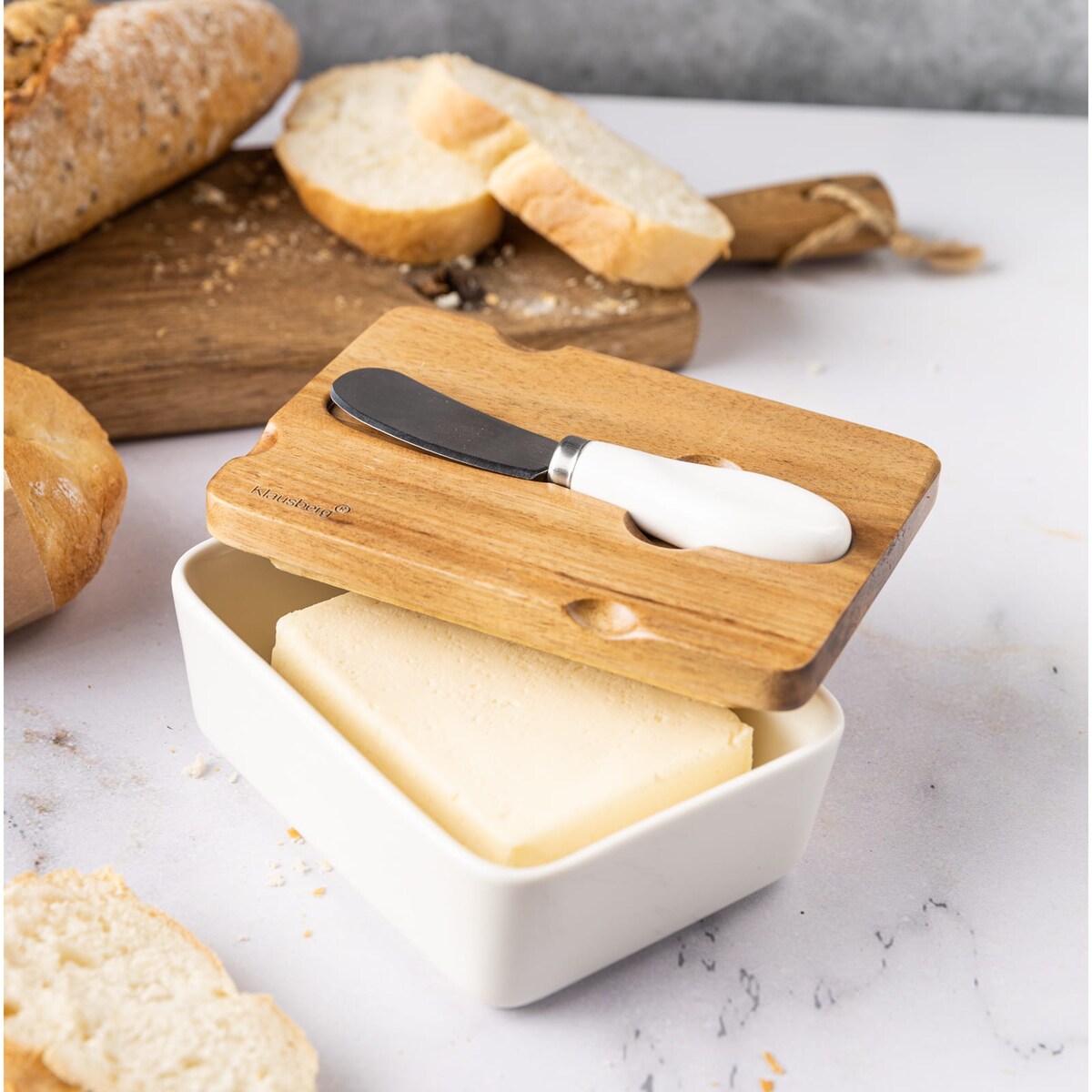 Porcelanowa maselniczka biała maselnica z nożykiem do masła pokrywka akacjowa KLAUSBERG