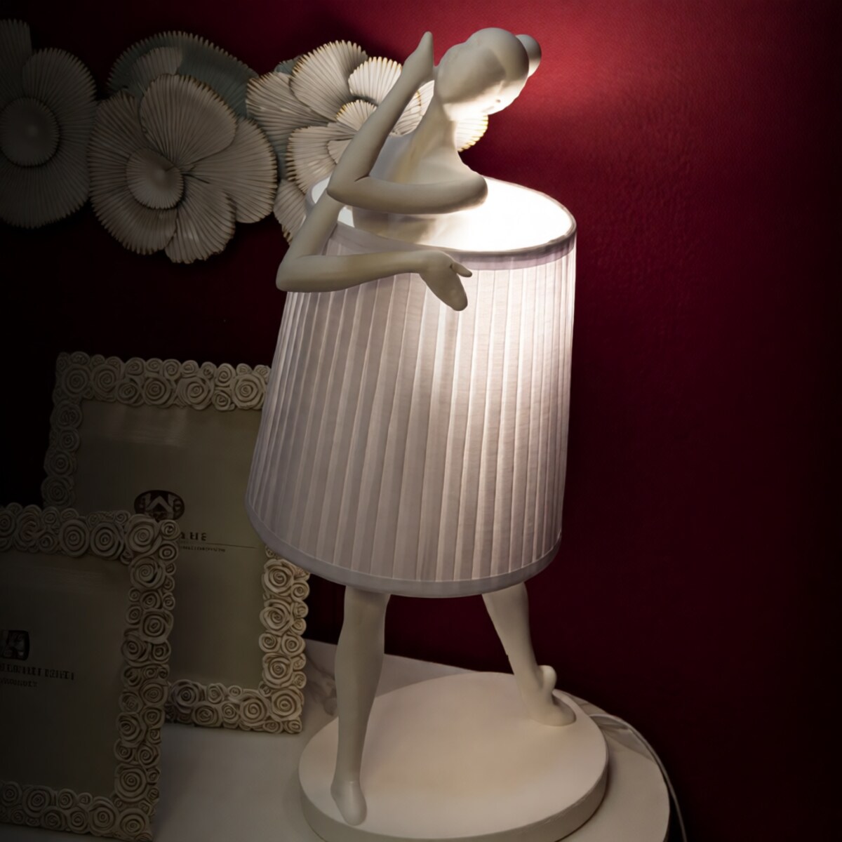 Lampa stołowa Ballet, kolor biały, żywica syntetyczna, żelazo i tkanina, 29 x 25 x 62,5 cm, 1 x E14, max. 40 W, do salonu i sypialni, Mauro Ferretti