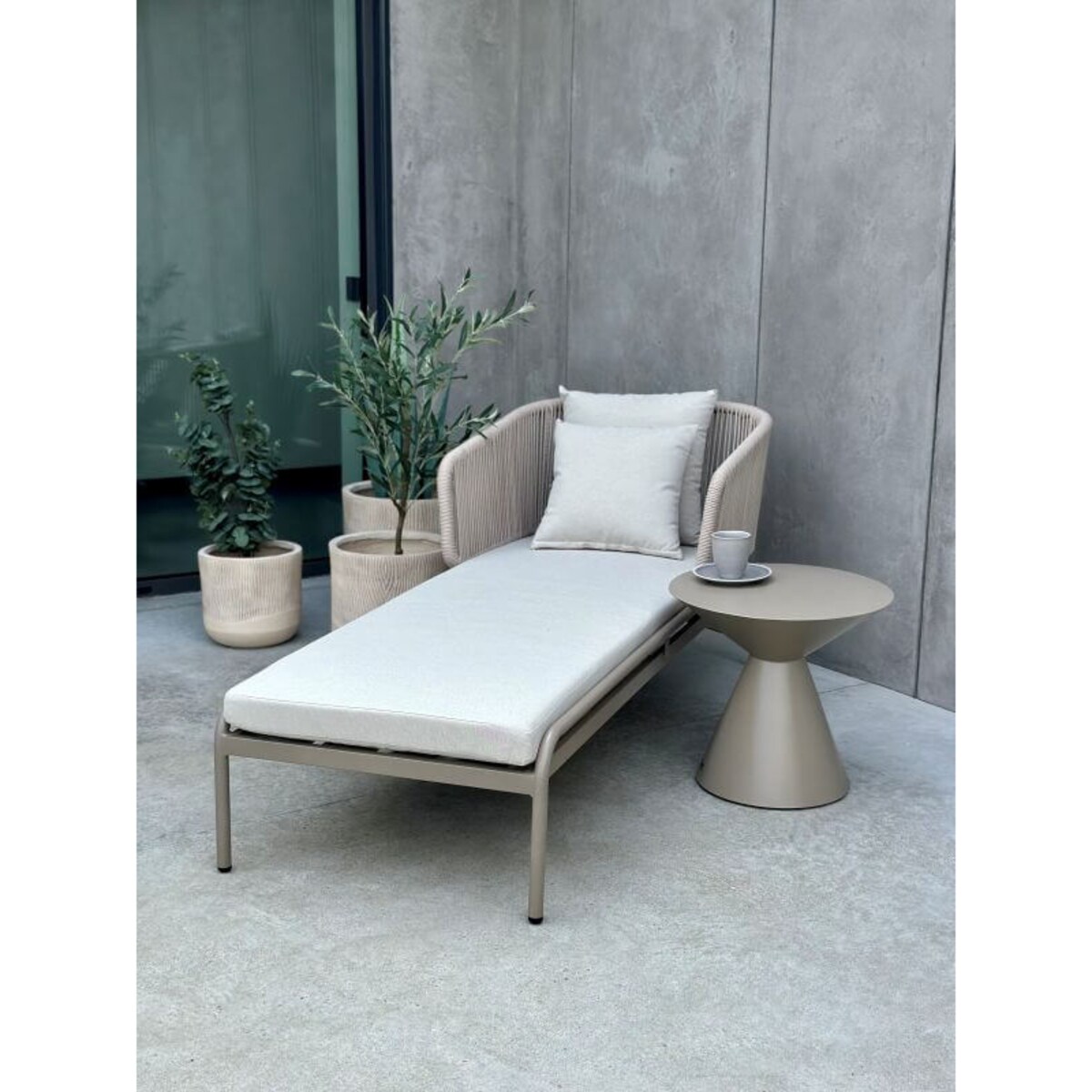 ALUMINIOWY LEŻAK NAZARIO W KOLORZE SZAMPAŃSKIM