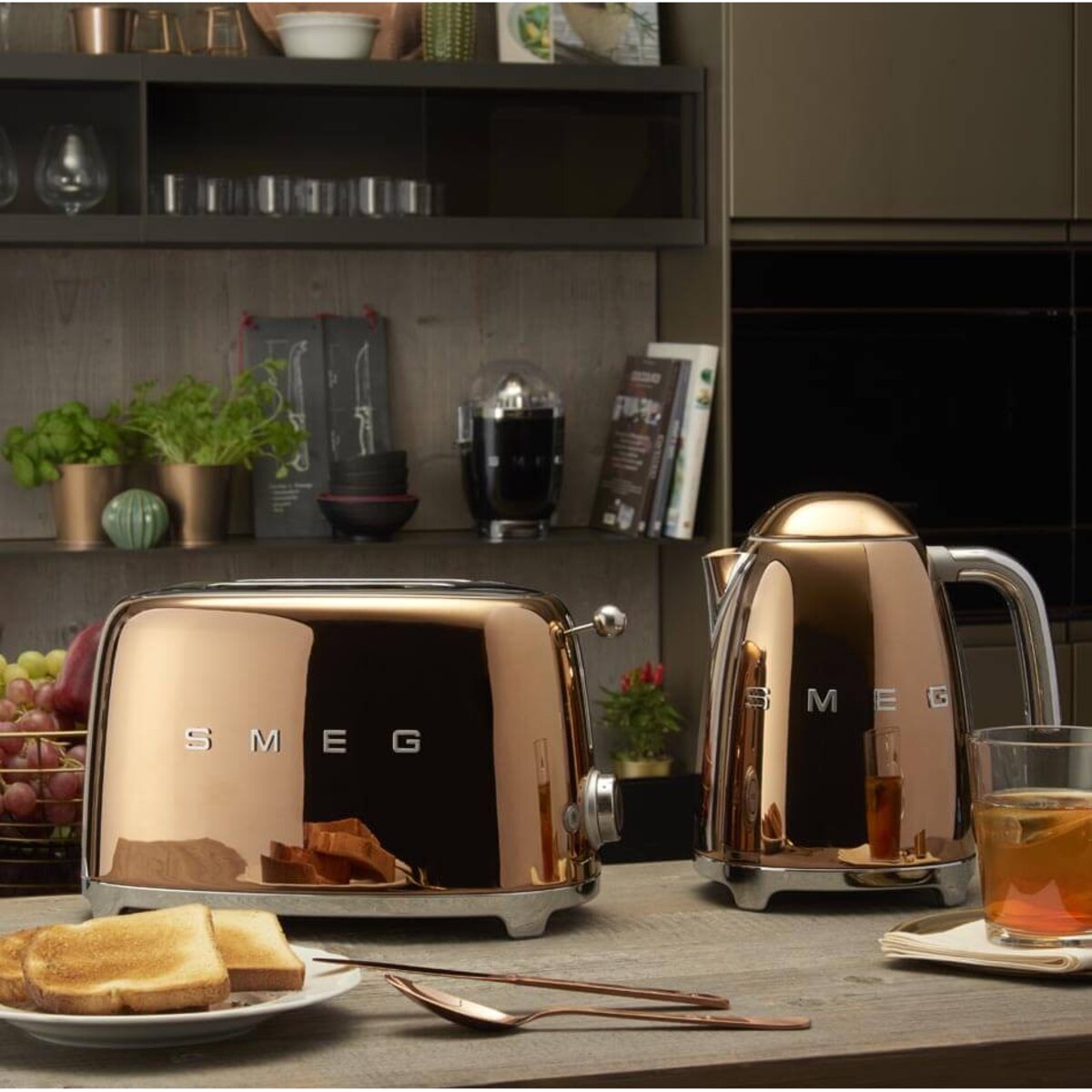 Czajnik elektryczny różowe złoto 50's Style, 1700 ml, SMEG