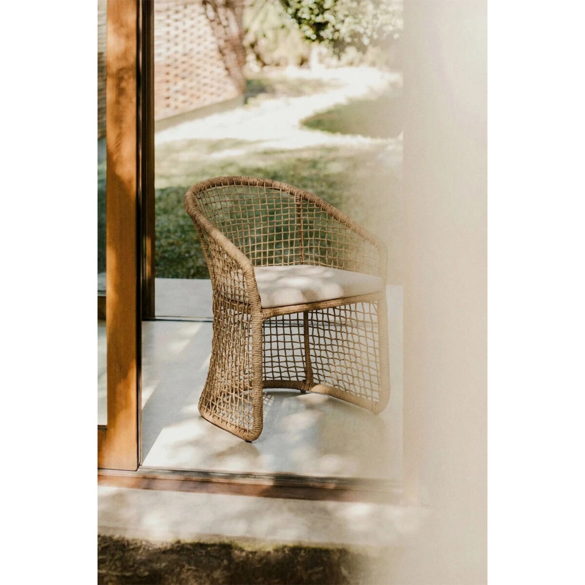 Krzesło ogrodowe z podłokietnikami ze stali i syntetycznego rattanu Liparian