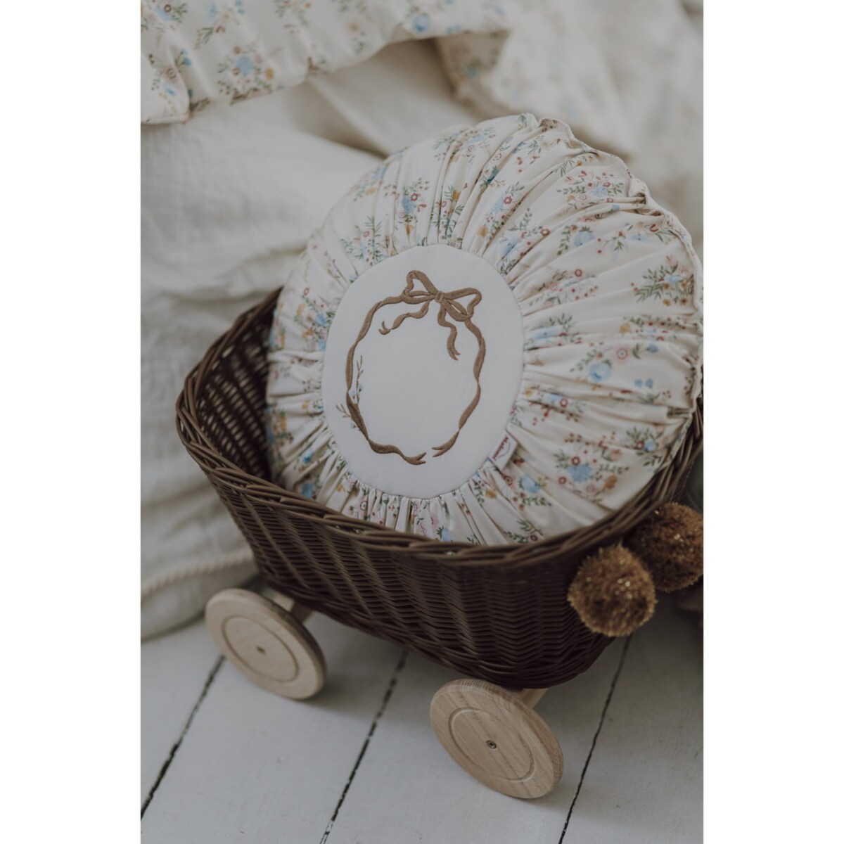 Poduszka dekoracyjna okrągła z haftem Blooming Meadow