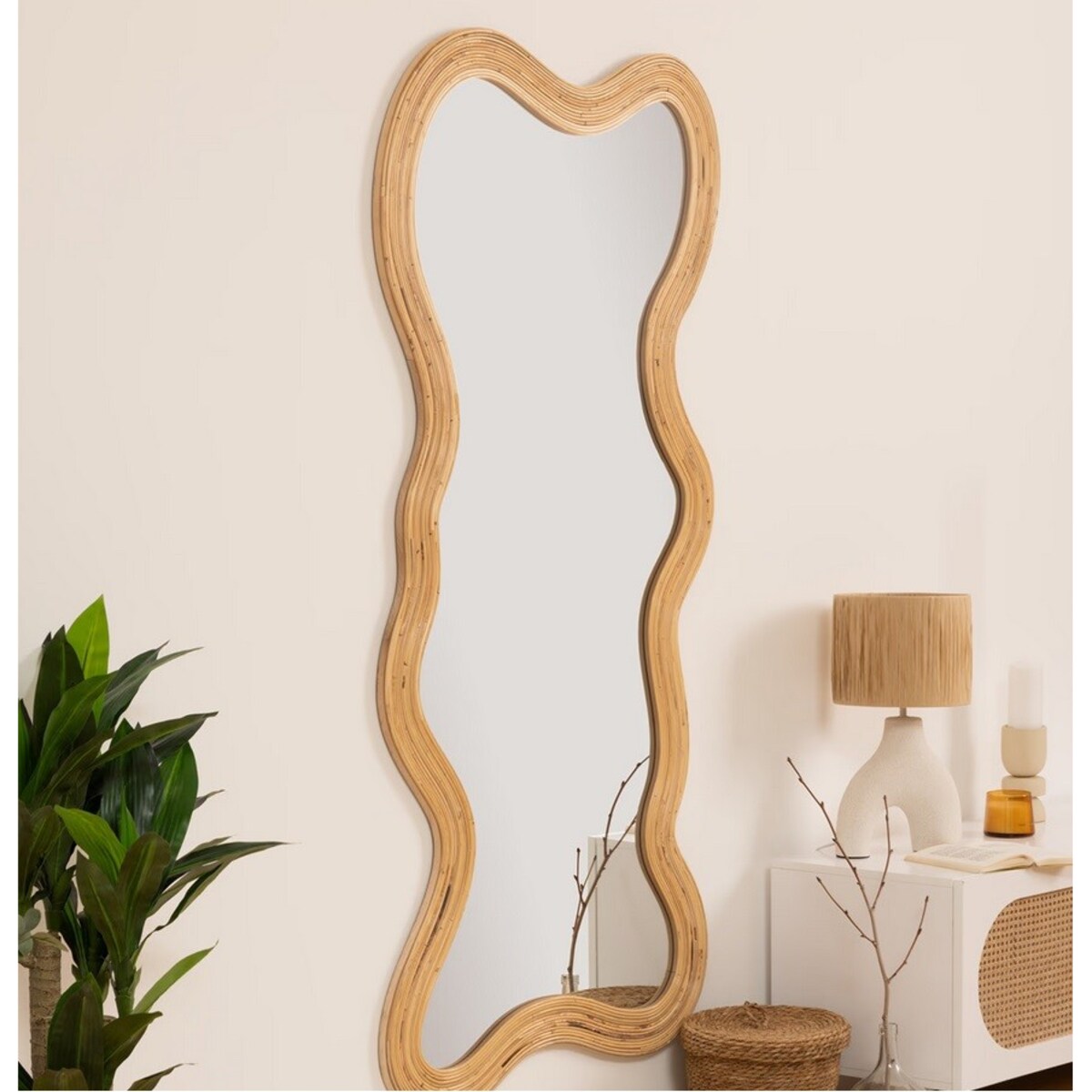 Lustro w nieregularnej ramie rattan 179 cm