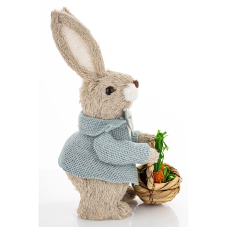 Dekoracja - króliczek z koszykiem marchewek 23,5x10x13 cm w niebieskim kubraczku