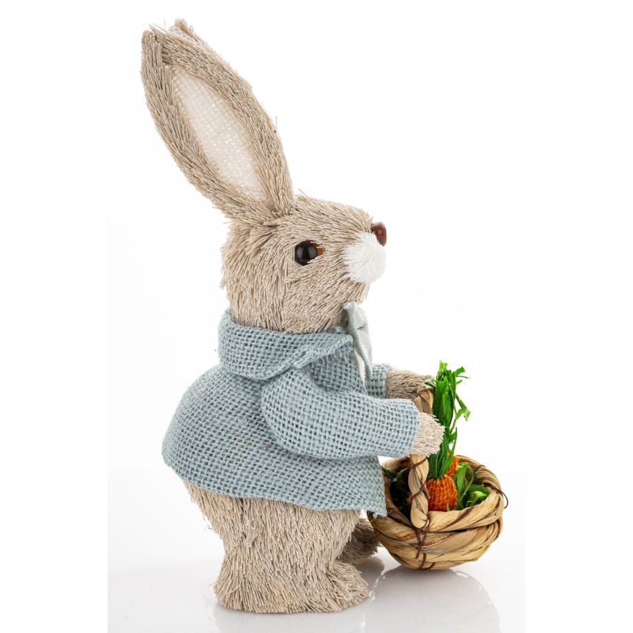 Dekoracja - króliczek z koszykiem marchewek 23,5x10x13 cm w niebieskim kubraczku
