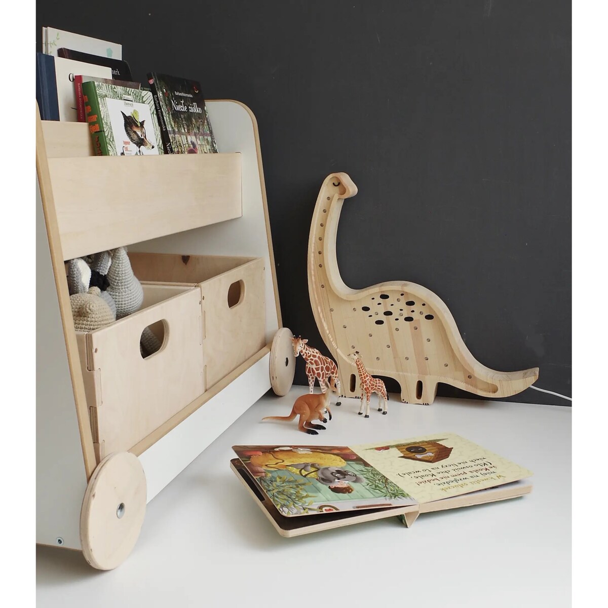 Drewniany regał na kółkach