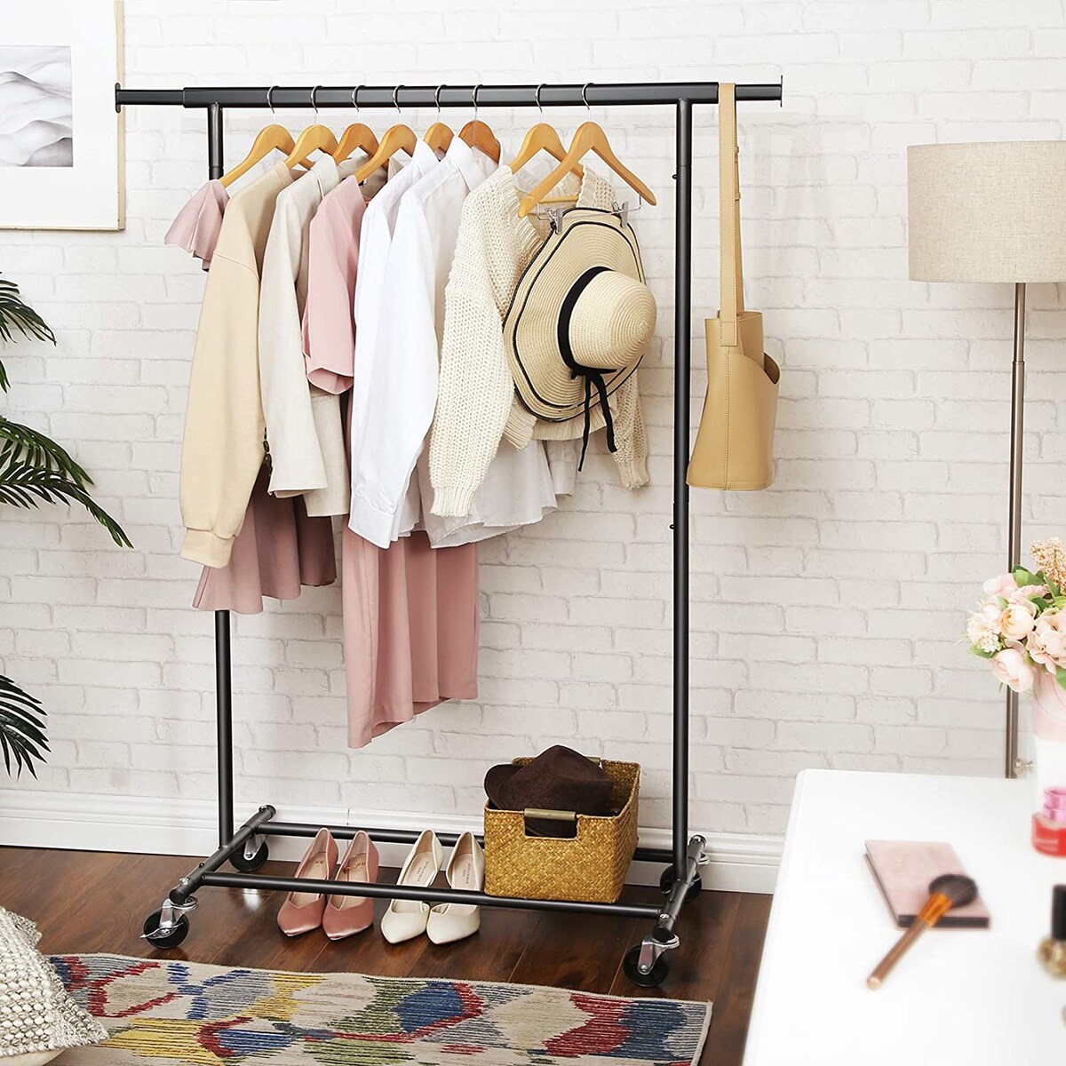 Wieszak Na Ubrania Na Kółkach Czarny