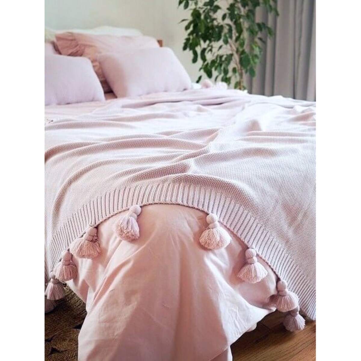 Narzuta z frędzlami pudrowy róż 155 x 240 cm