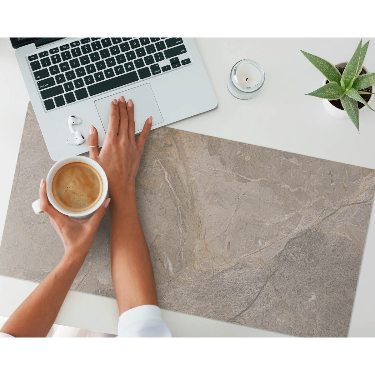 Beżowa mata na biurko Kamienny wzór naturalny, 90x45 cm