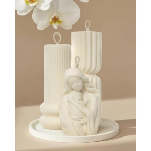 Zestaw świec sojowych Maryja z Dzieciątkiem na dekoracyjnej tacy – subtelny prezent z torbą prezentową GRATIS