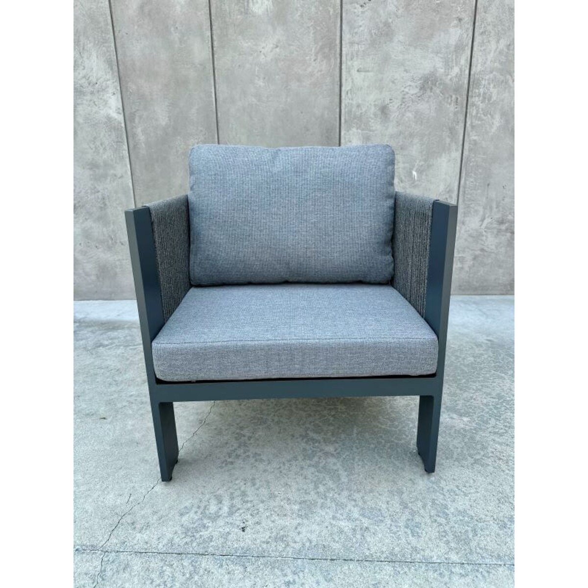 ALUMINIOWY FOTEL LEONE W KOLORZE SZARYM