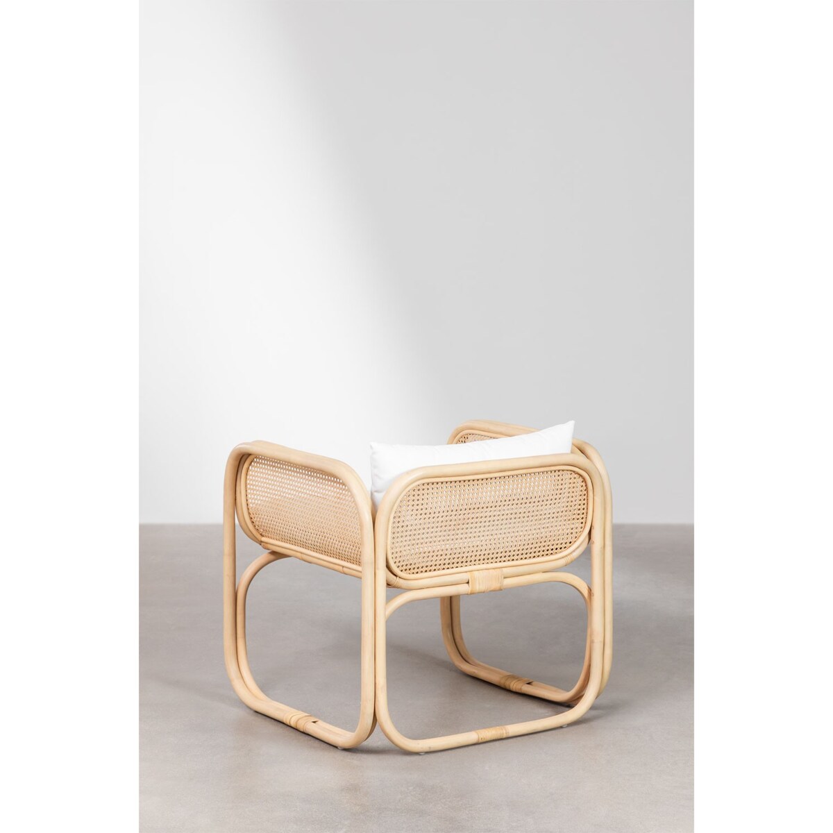 Fotel rattanowy z plecionką wiedeńską i poduchami