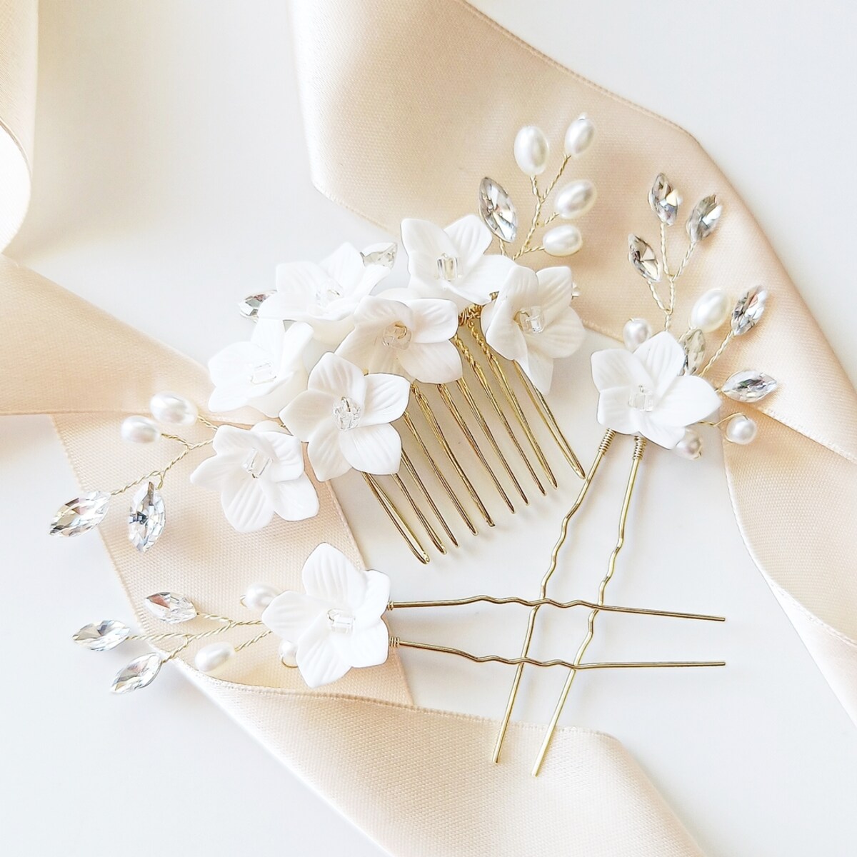 Zestaw złoty grzebyk i wsuwki z kwiatami cyrkoniami i perełkami