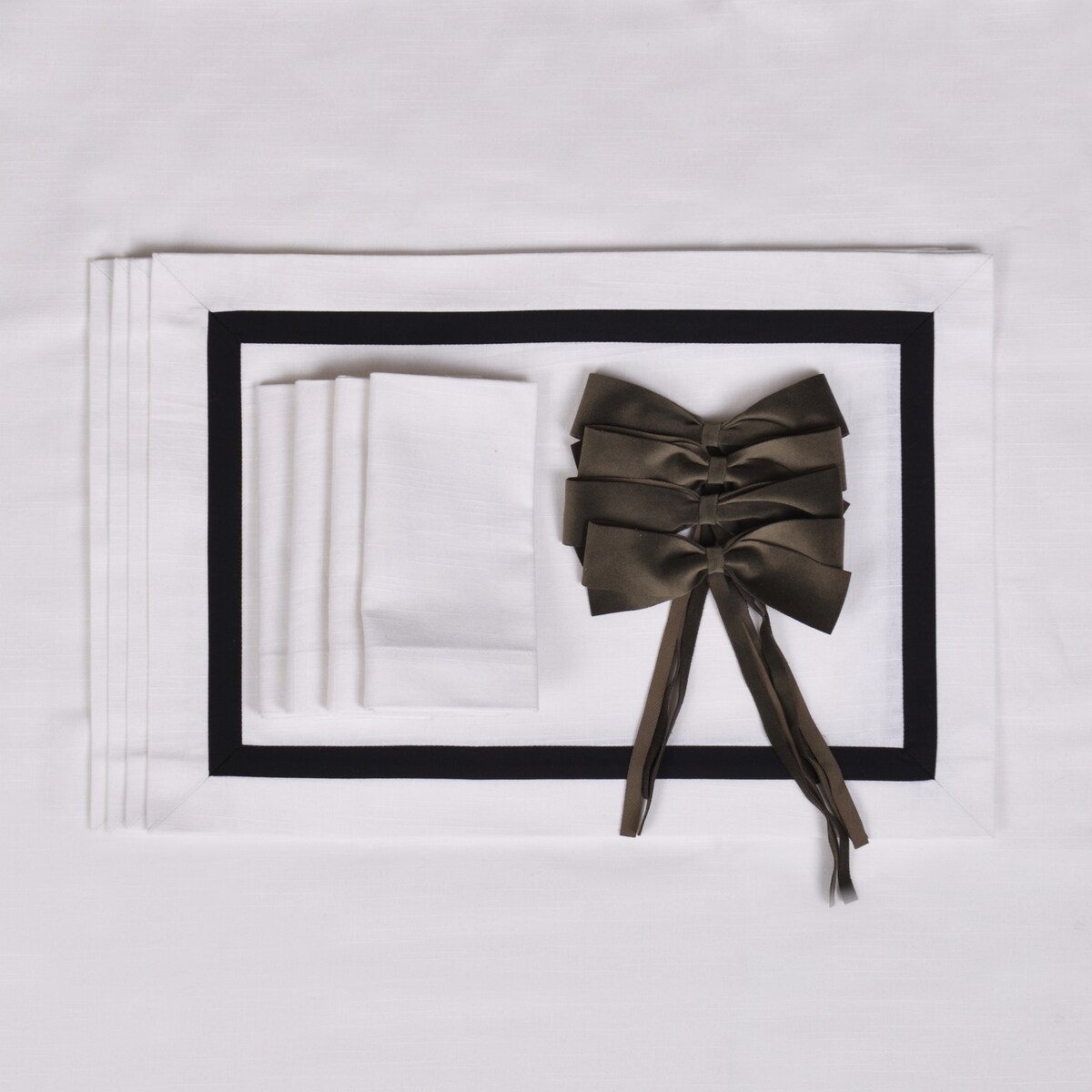 Okrągły obrus z czerwoną tasiemką Atelier Rouge – ⌀ 160 cm