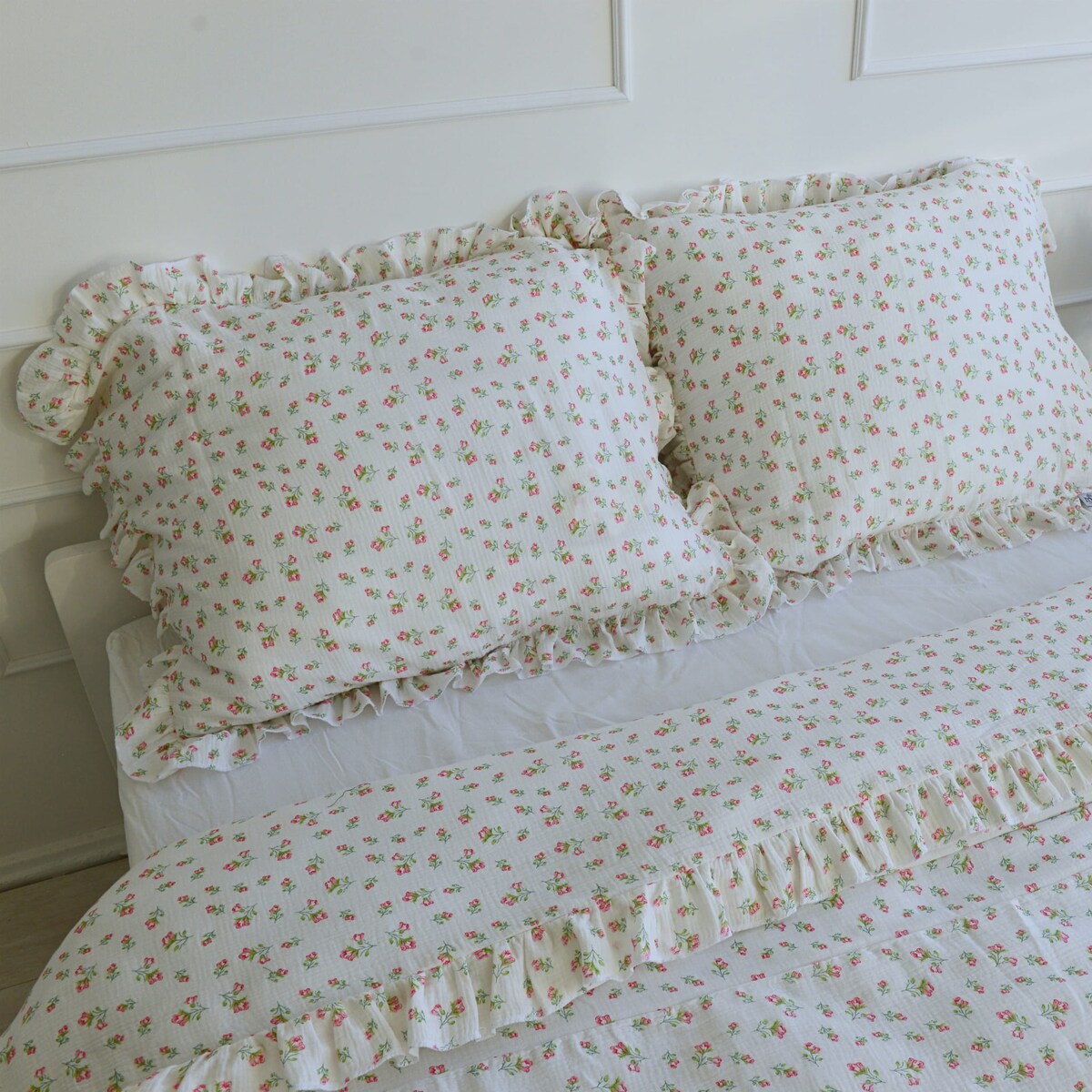 Pościel Muślinowa Z Ozdobną Falbanką Komplet Zestaw 200X200 Cm Czerwone Kwiatki + 2 Poduszki 70X80 Cm