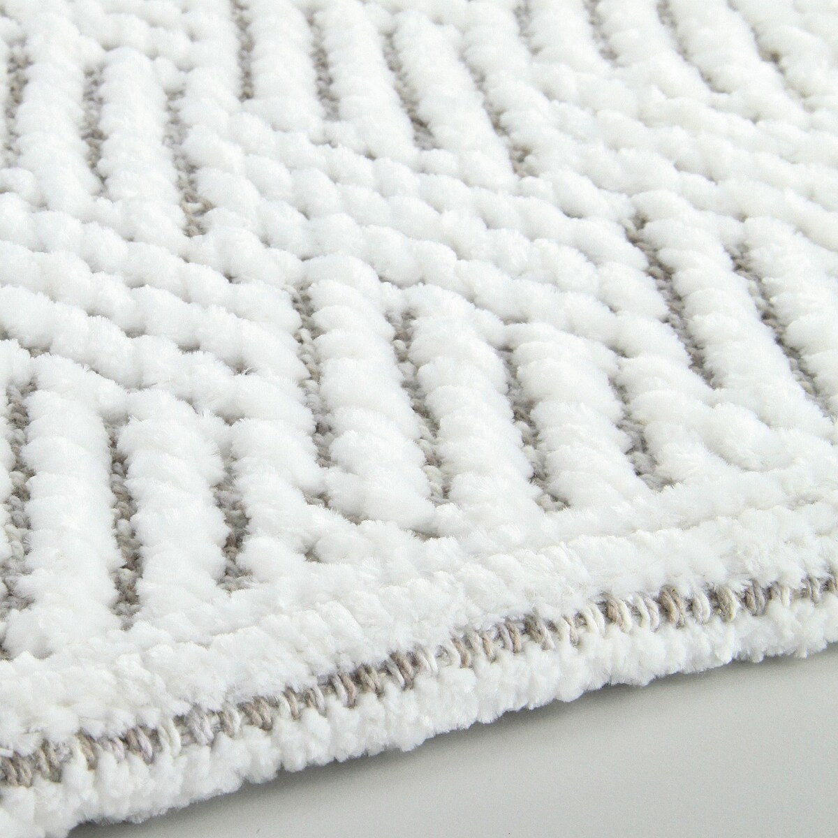 Kleine Wolke Switch Dwustronny dywanik łazienkowy ręcznie tkany 60x90 cm Macadamia beż i biały