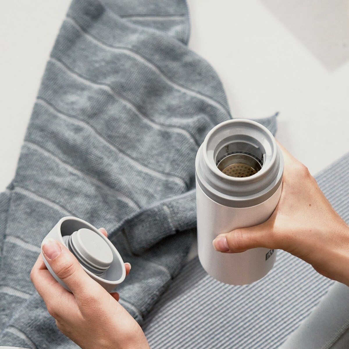 Pojemnik termiczny z zaparzaczem do herbaty i owoców Zwilling Thermo - Biały, 420 ml