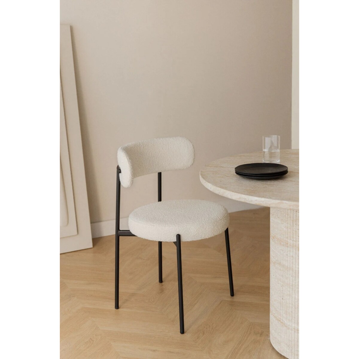 Krzesło na czarnej podstawie bouclé Anisa