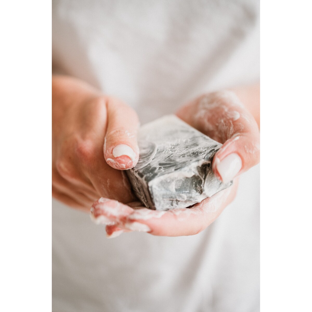 Oczyszczające naturalne mydło z węglem aktywnym - Detoxifying natural soap with activated charcoal