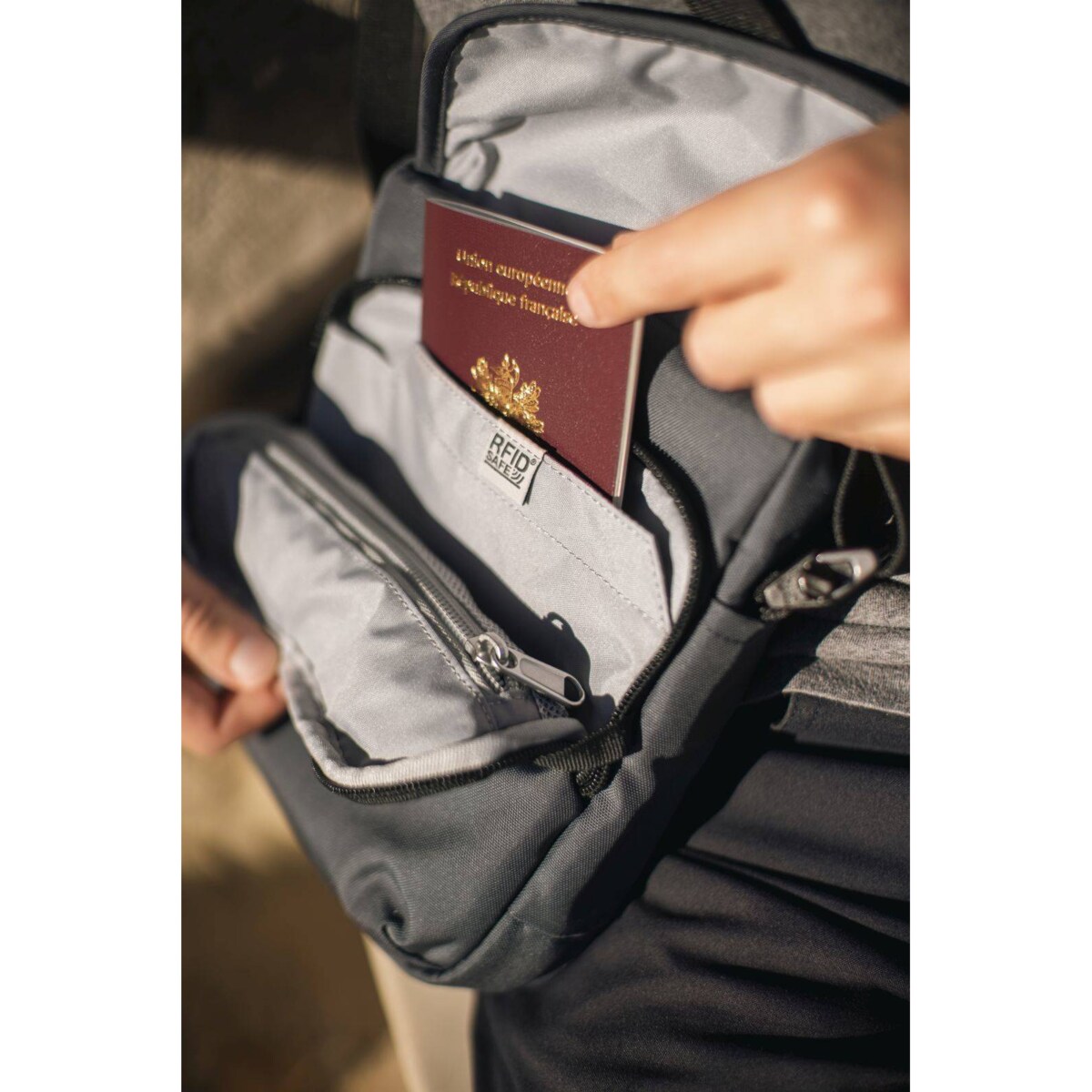 Torba męska na ramię antykradzieżowa / listonoszka Pacsafe Metrosafe X - ciemnoszara