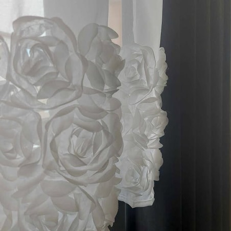 Firana z szyfonu Roses kwiaty 3D 500x160 cm przelotka | zdobiona aplikacją 3D w róże