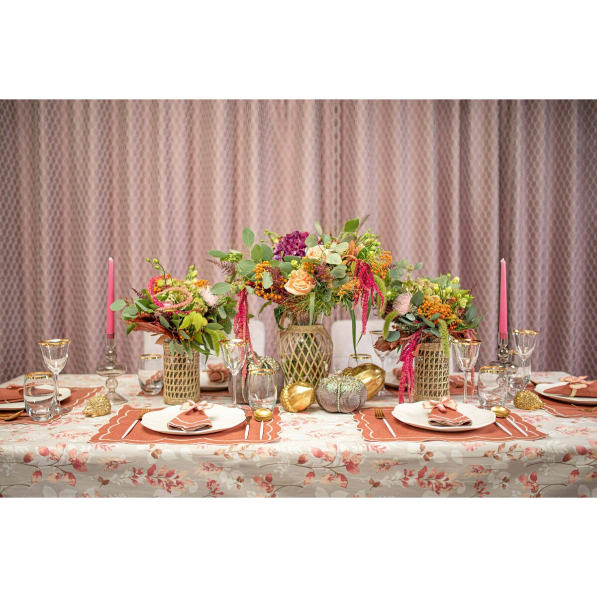 Obrus Wild Rose okrągły - Średnica ok. ⌀ 140 cm - idealny dla 4 osób