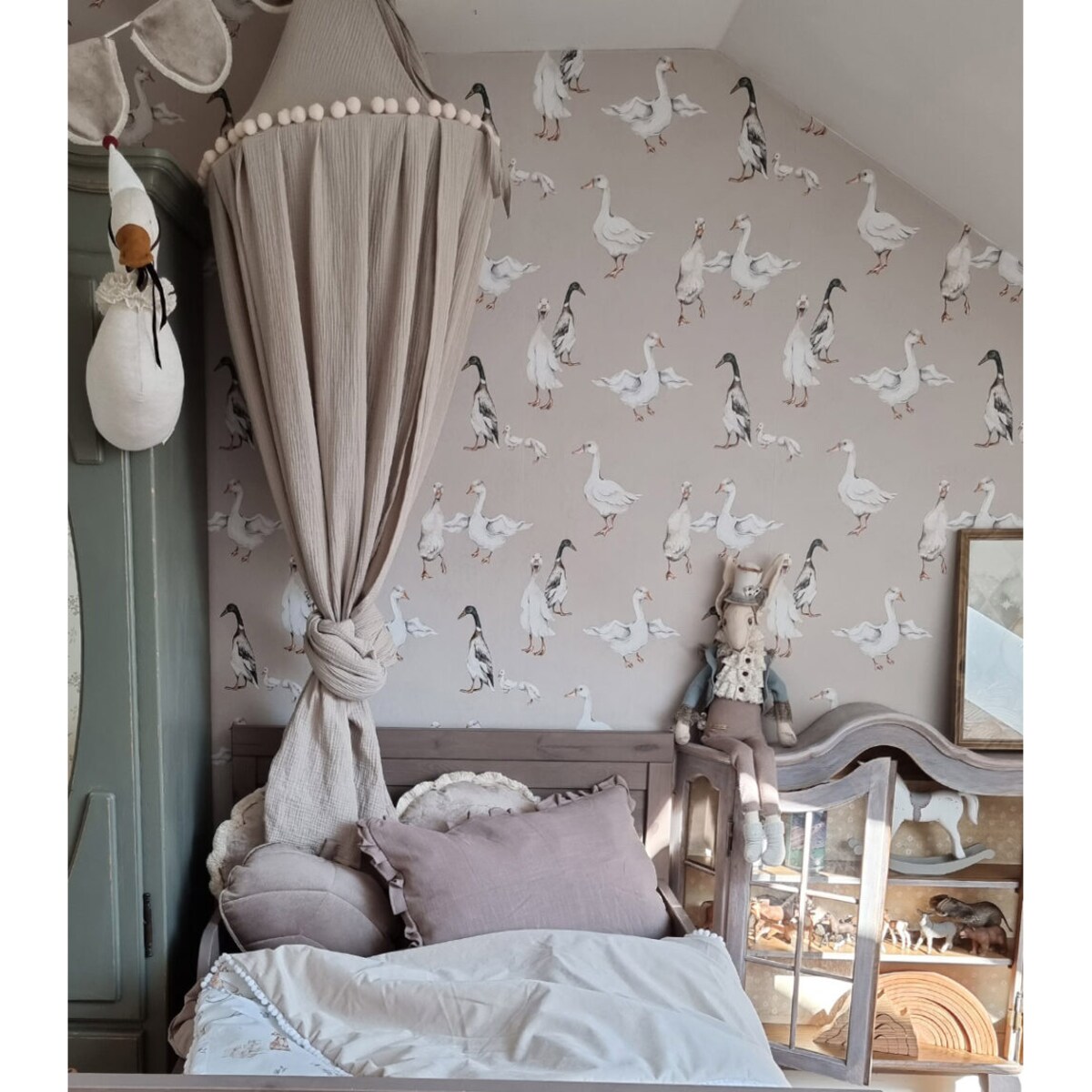 Lniany Zakątek – baldachim muślinowy sepia z pomponami