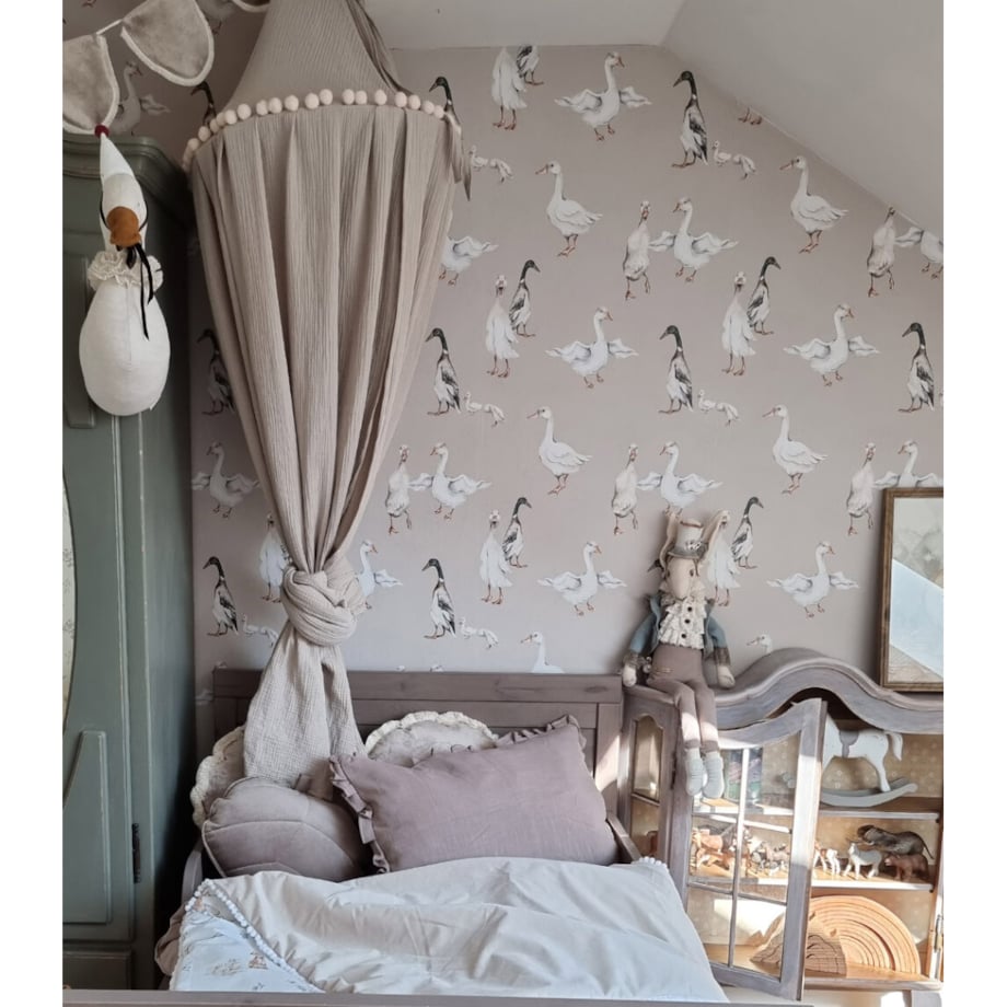 Lniany Zakątek – baldachim muślinowy sepia z pomponami