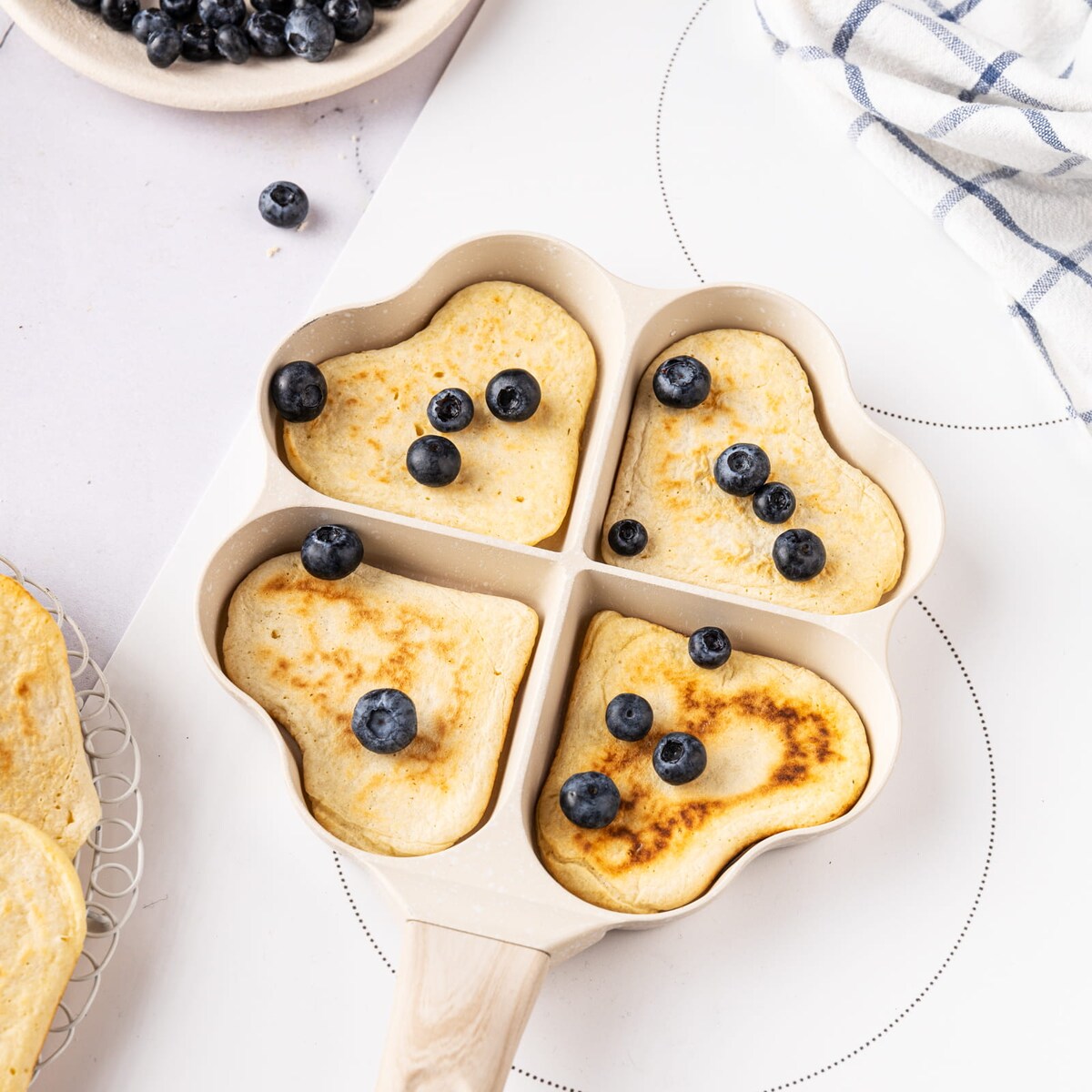 Patelnia marmurkowa 4 w 1 serca do naleśników jajek placków pancake 19x19cm BEŻOWA KLAUSBERG