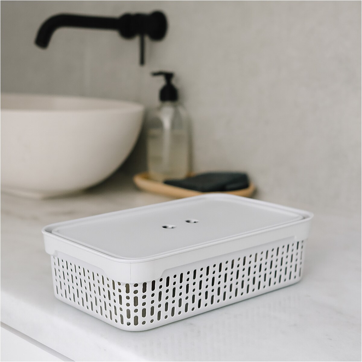 Koszyk Koszyczek Ażurowy M Plastikowy Na Kosmetyki Do Łazienki Pojemnik Z Pokrywką Zamykany Z Dziurkami Jasnoszary
