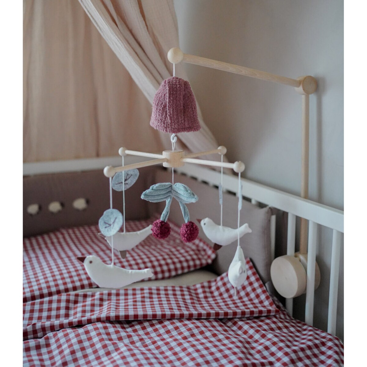 Cherry Birds – karuzela do łóżeczka z obrotową pozytywką