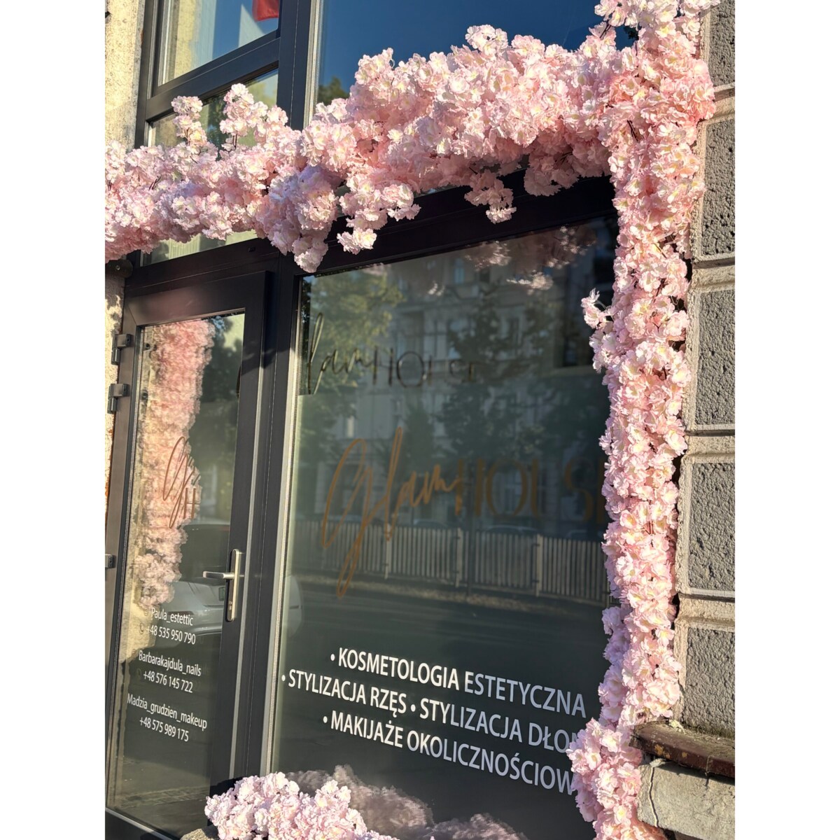 Instalacja/witryna z kwiatów jasny róż