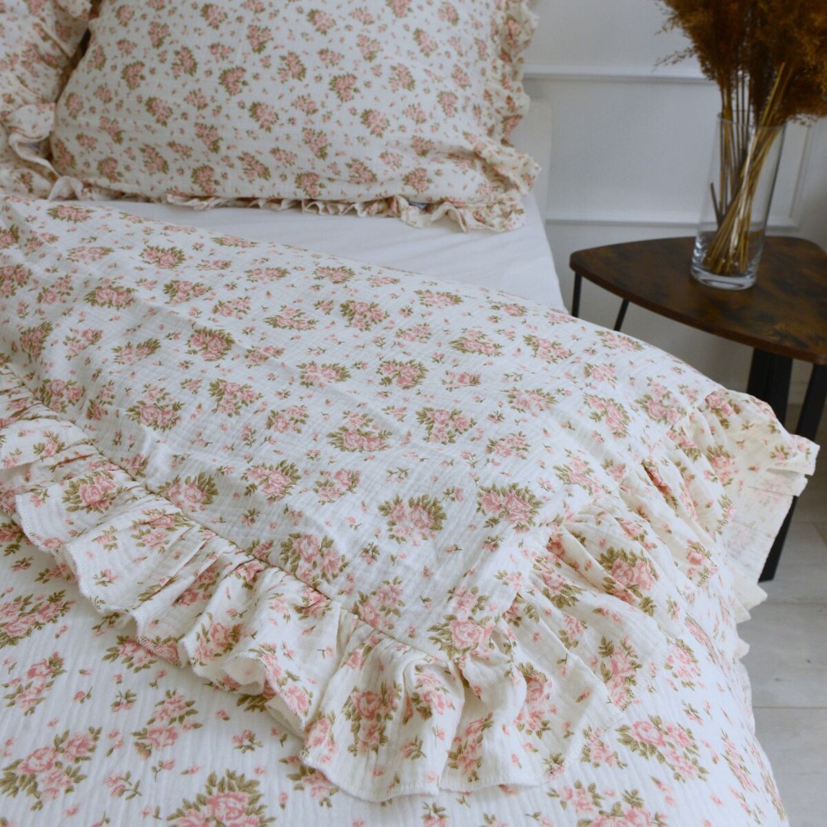 Pościel muślinowa z falbanką różowe kwiatki 180/200 + 2x70/80