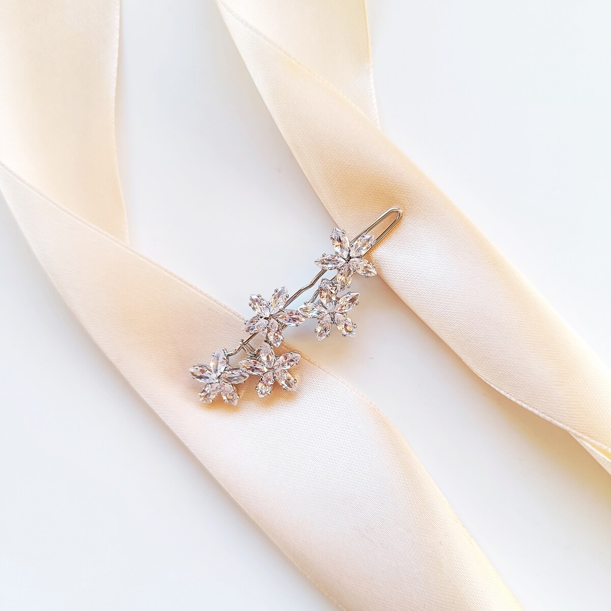 Spinka do włosów srebrna z kwiatuszkami cyrkonie delikatna subtelna ozdoba