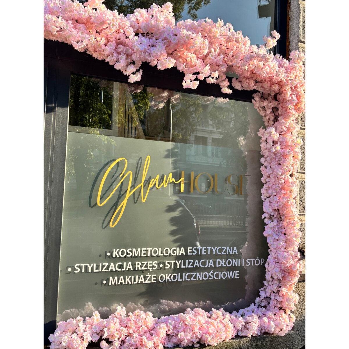 Instalacja/witryna z kwiatów jasny róż