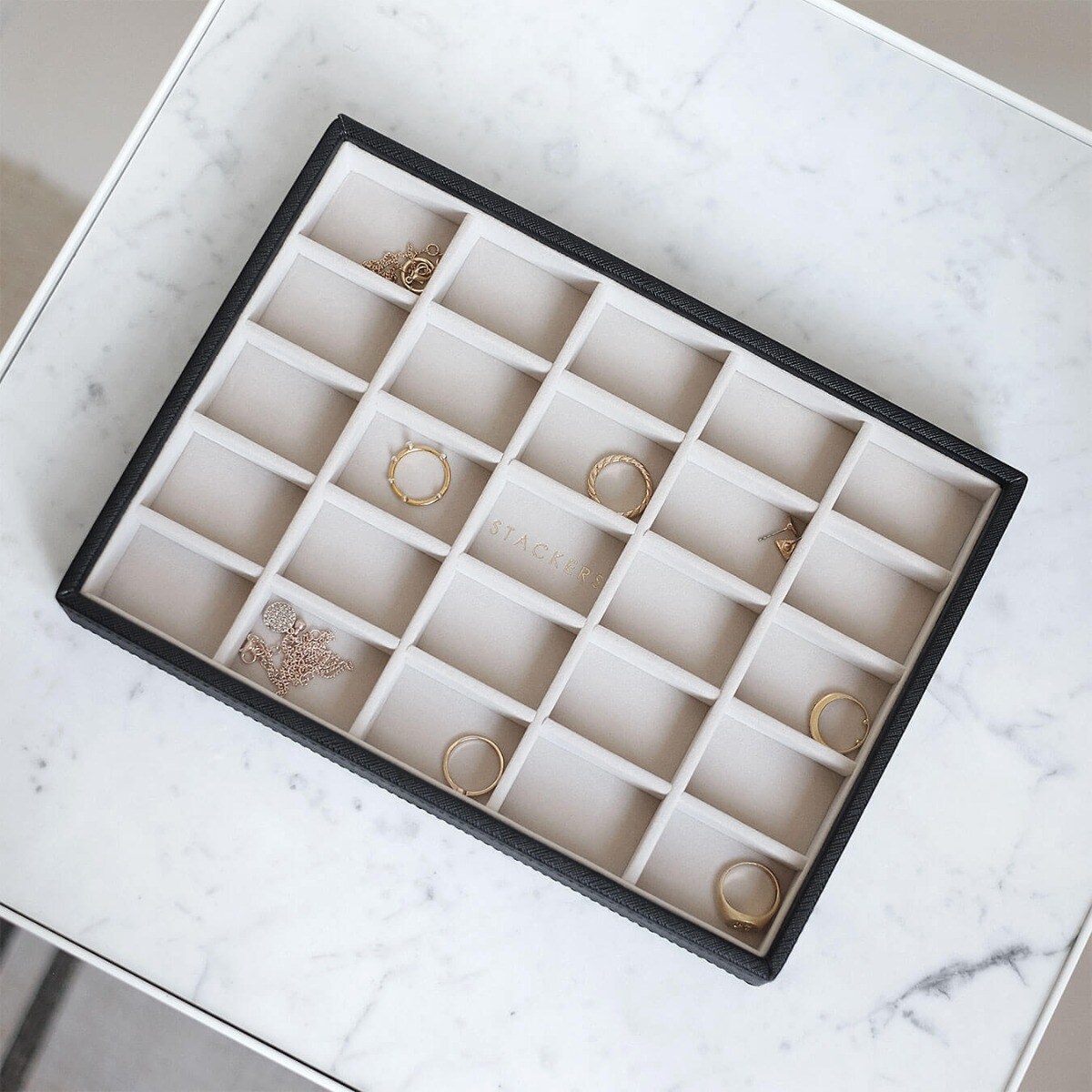 Szkatułka na biżuterię Stackers 25 komorowa classic czarna velvet