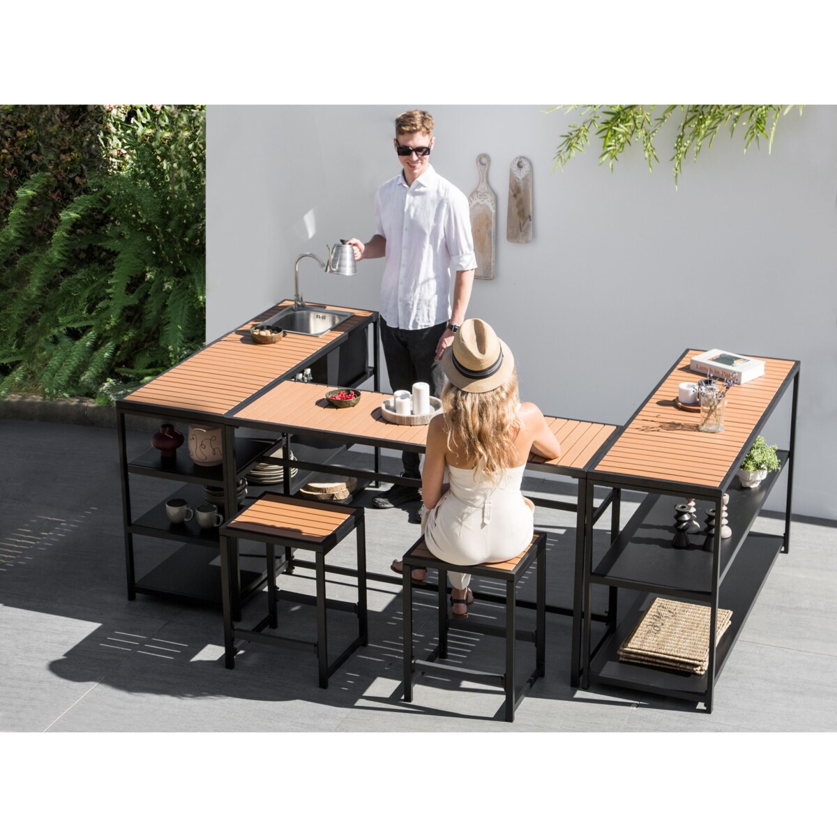 Kuchnia ogrodowa ze stołem barowym i zlewem czarna z jasnym drewnem AVETRANA