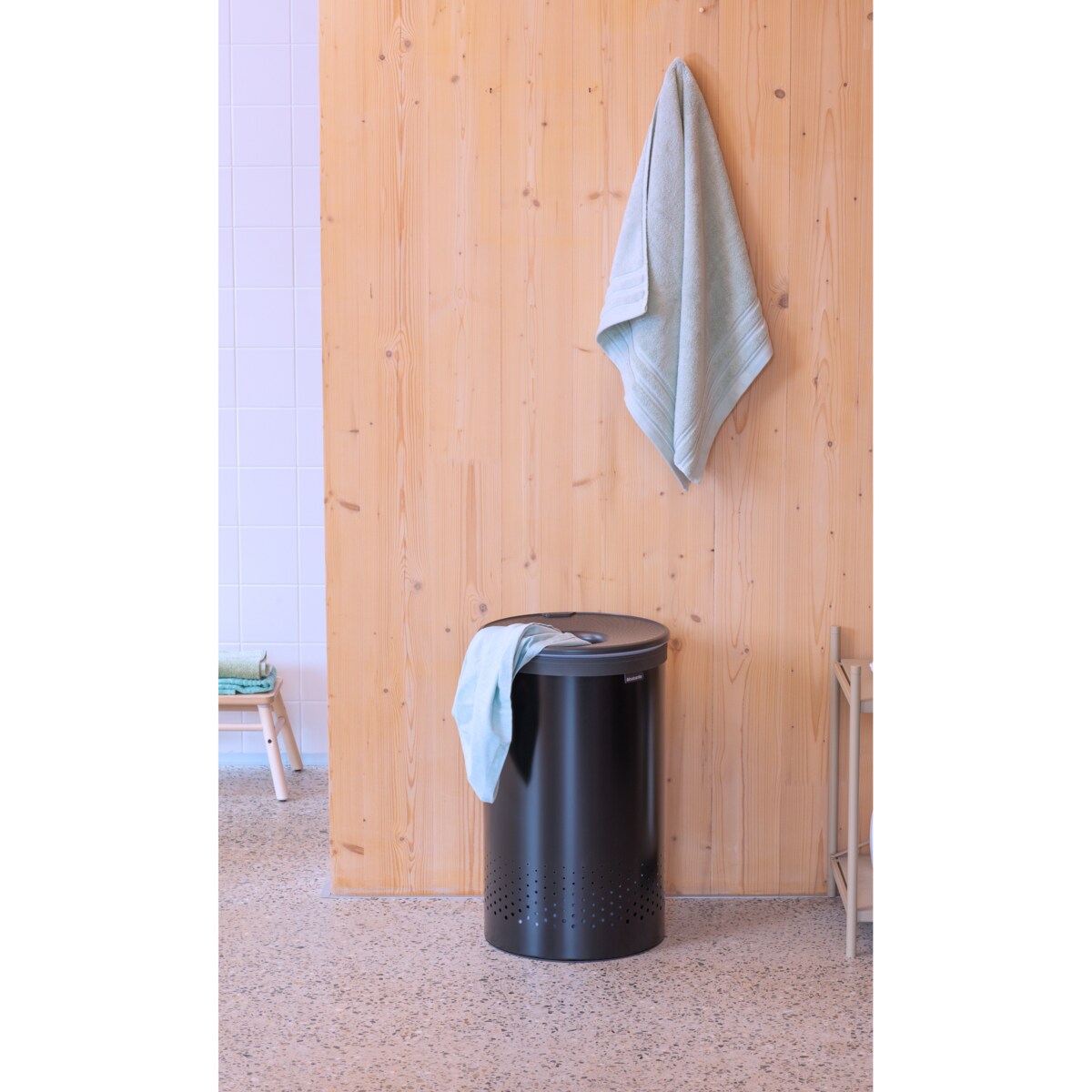 Kosz na bieliznę 60 l z pokrywą czarny mat 242380