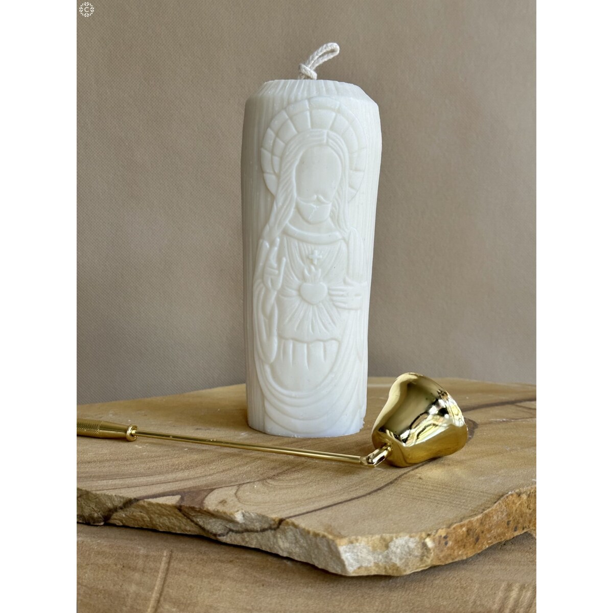 Świeca sojowa w kolorze ecru z motywem Jezusa – świeca religijna