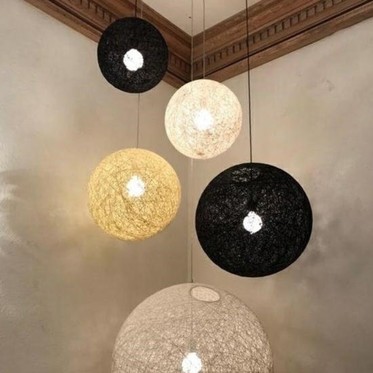 Wisząca lampa kula Luna okrągły zwis ze sznura czarny